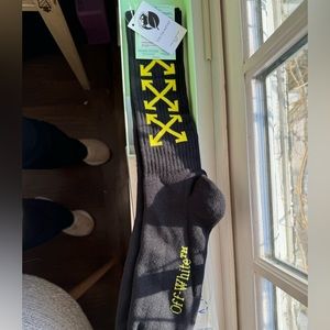 NWT OFF-WHITE
ARROW BOOKISH MEDIUM SOCKS